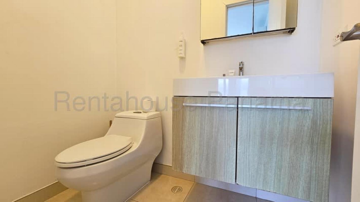 Fully equipped modern kitchen with granite counters appliances PH BICSA Avenida Balboa