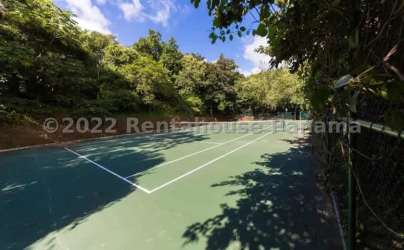 Outdoor tennis courts surrounded by lush mountains in Altos de María Sorá Chame Panama