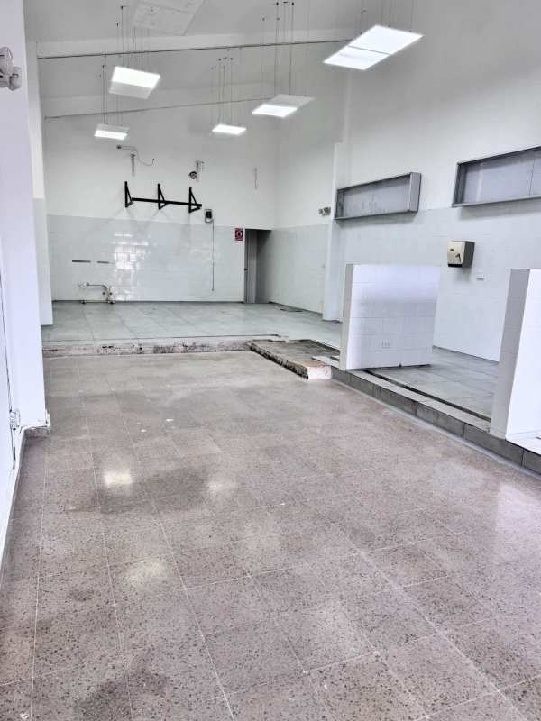 Interior commercial unit with tiled floors and elevated step-up area in Panama City
