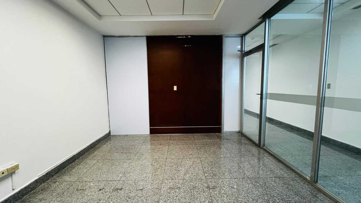 Office with skyline views glass dividers PH Global Bank Tower Calle 50 Panama