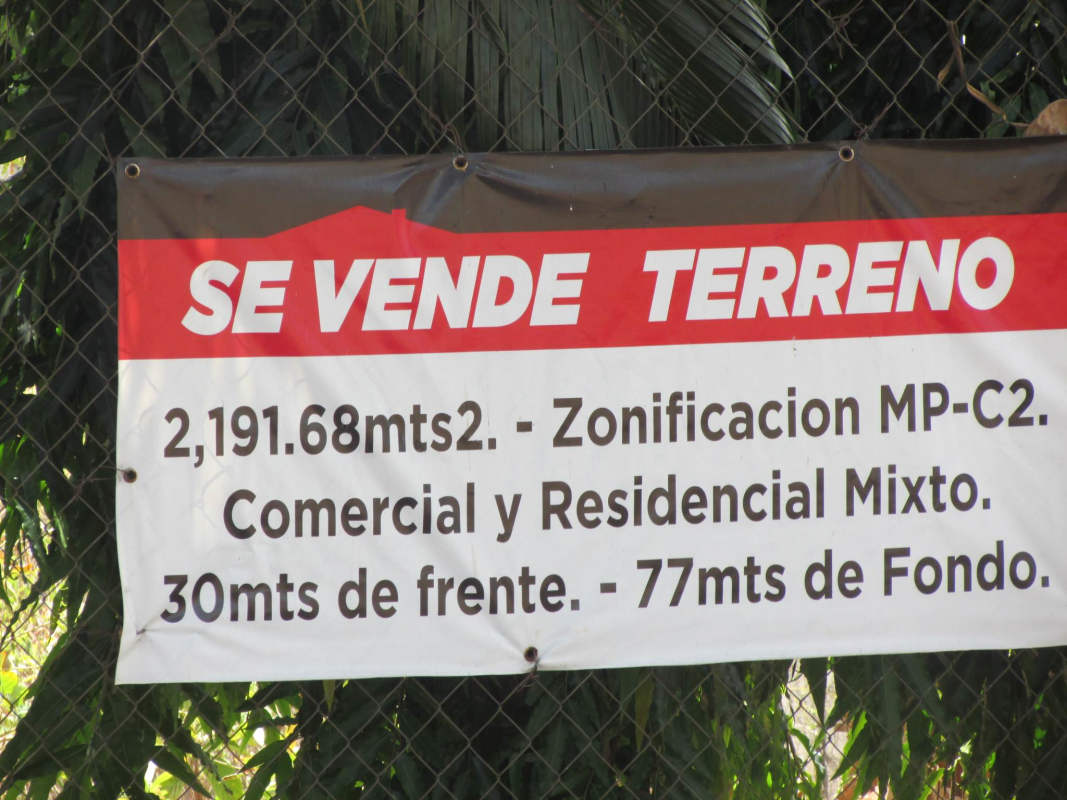 For sale banner on large commercial lot next to Metro Tocumen, excellent investment in Panama