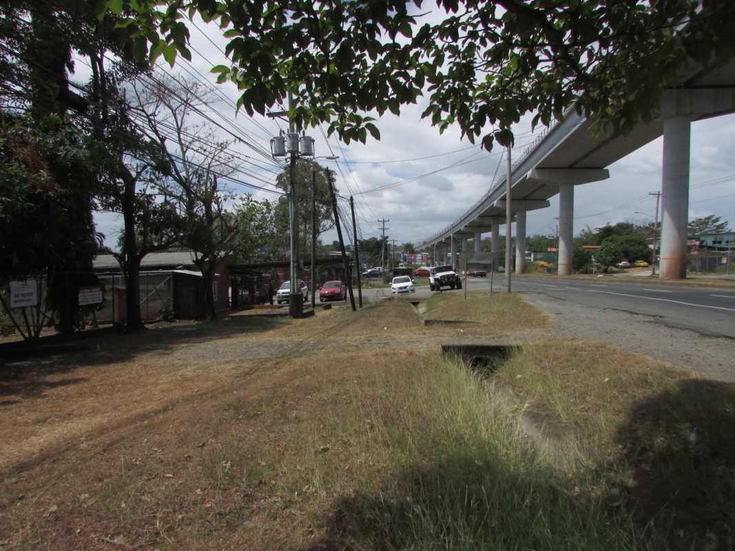 Highway access adjacent to Tocumen Metro and commercial lot for sale in Panama