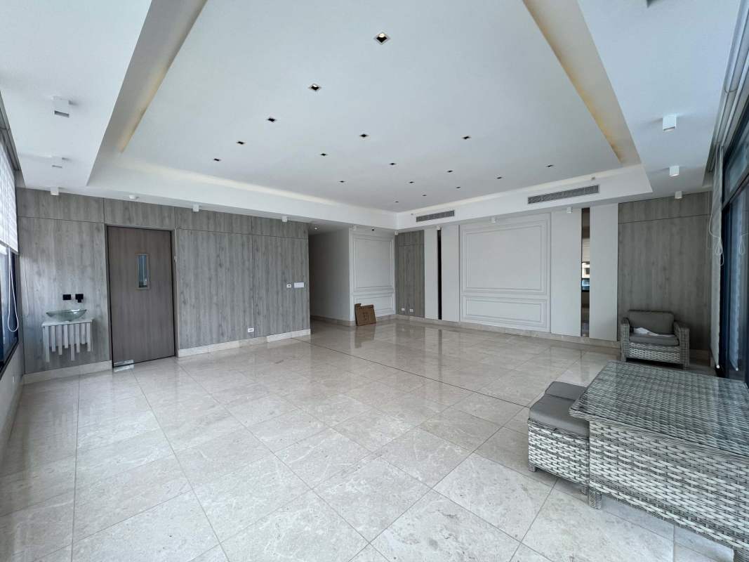 Modern kitchen with granite countertops, built-in appliances in PH Deluxe Residences Punta Paitilla Panama