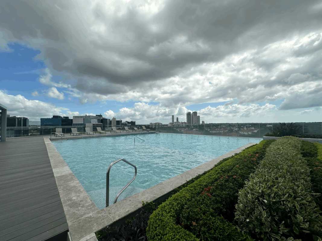 Rooftop infinity pool in PH Greenview overlooking golf and Panama skyline