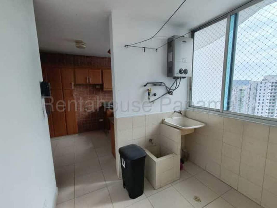 Bedroom with large window, split AC, built-in closet in PH Mont Royale Panama