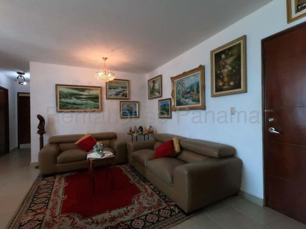 Kitchen with cabinetry and breakfast bar in PH Green Bay Panama City