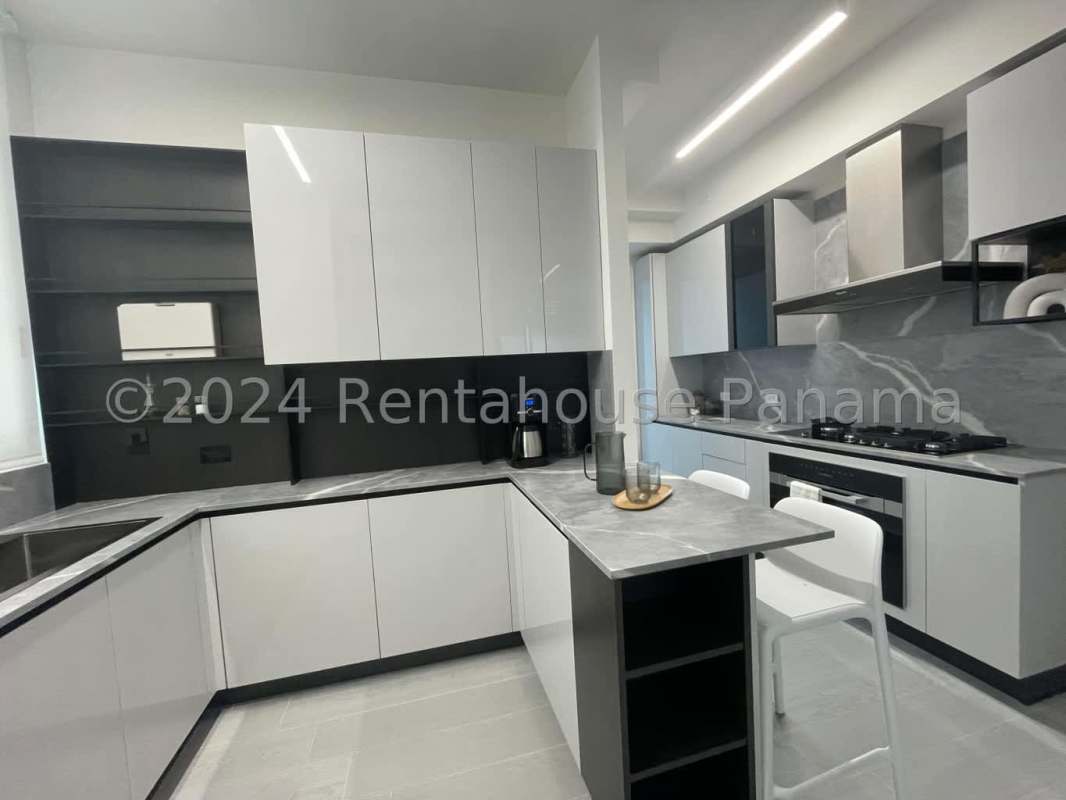 Spacious master bedroom with ensuite bathroom, walk-in closet, large window overlooking golf and ocean at The Ivy Santa María Panama