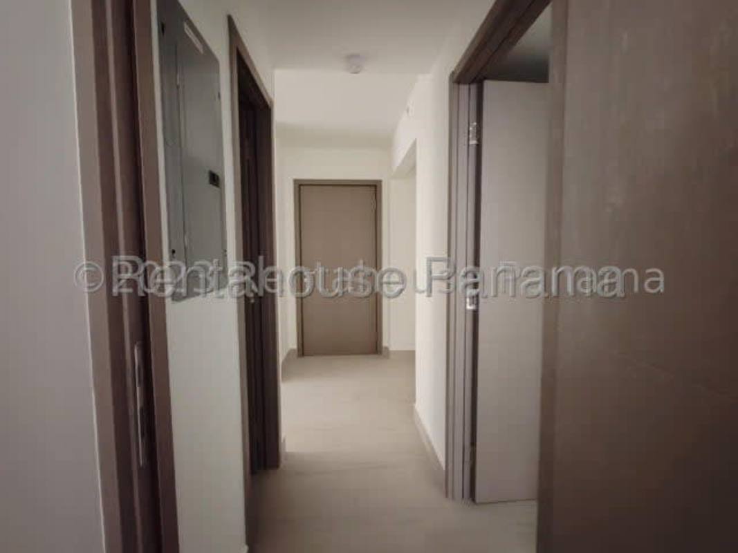 Modern walk-in closet area connected to bathroom with sleek finishes in Obarrio Panama
