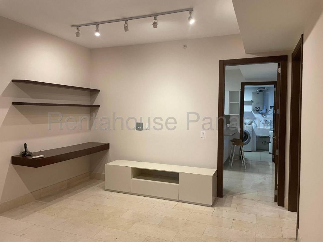 Balcony with scenic golf course and skyline views in PH Green View Santa Maria Panama