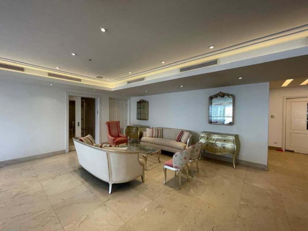 Spacious living room with marble floors and classic furniture PH D1 Tower Panama