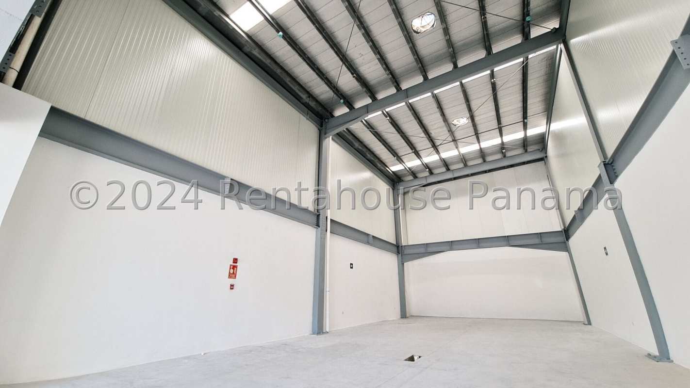Spacious warehouse storage unit with mezzanine space at V Business Park Panama