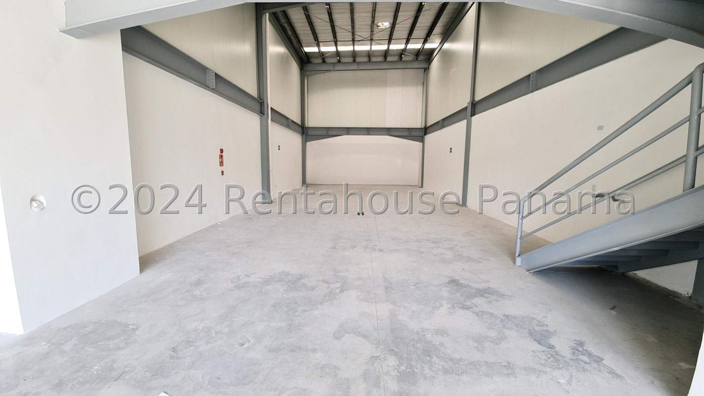 Warehouse interior with reinforced concrete floors, tall ceiling and mezzanine area in Parque Lefevre Panama