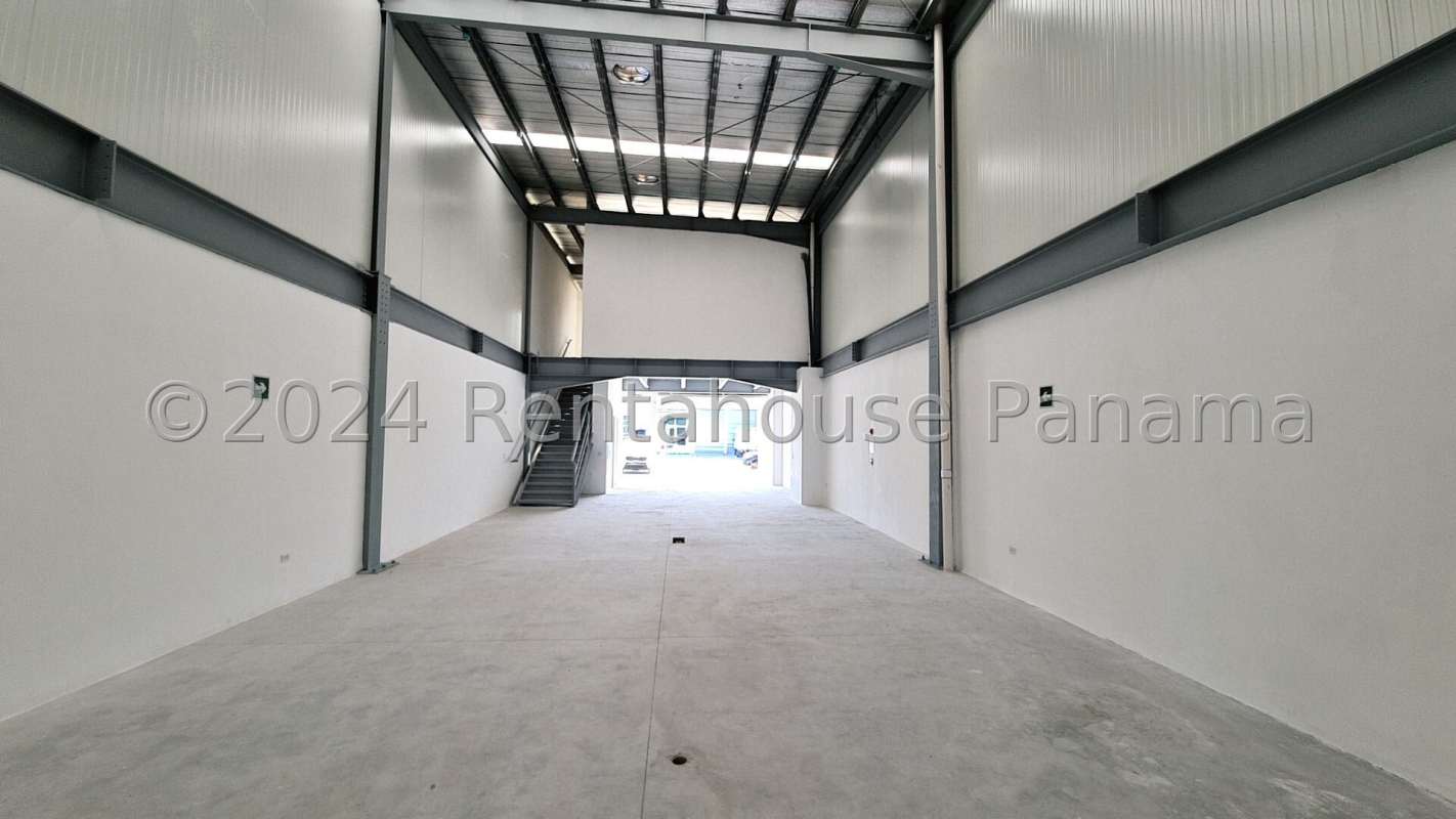 Modern commercial unit facade with driveway access in Panama