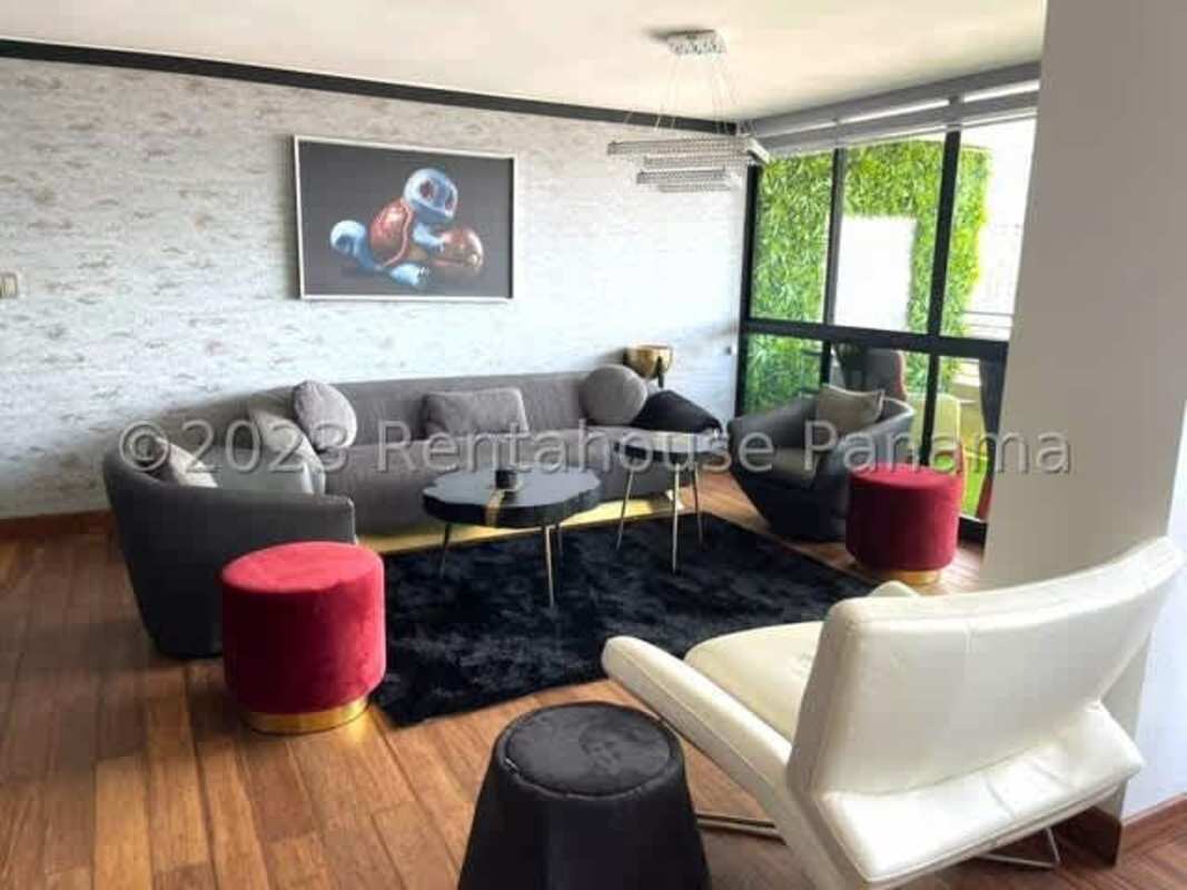 Spacious bedroom with air conditioning, closet, wood floor and city views PH Punta Paitilla Panama