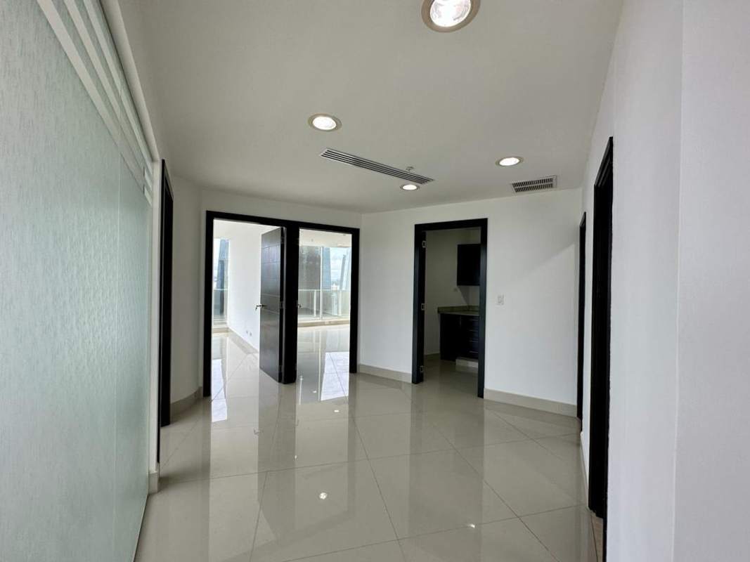 Elegant corner private office with skyline and ocean view in F&F Tower Panama