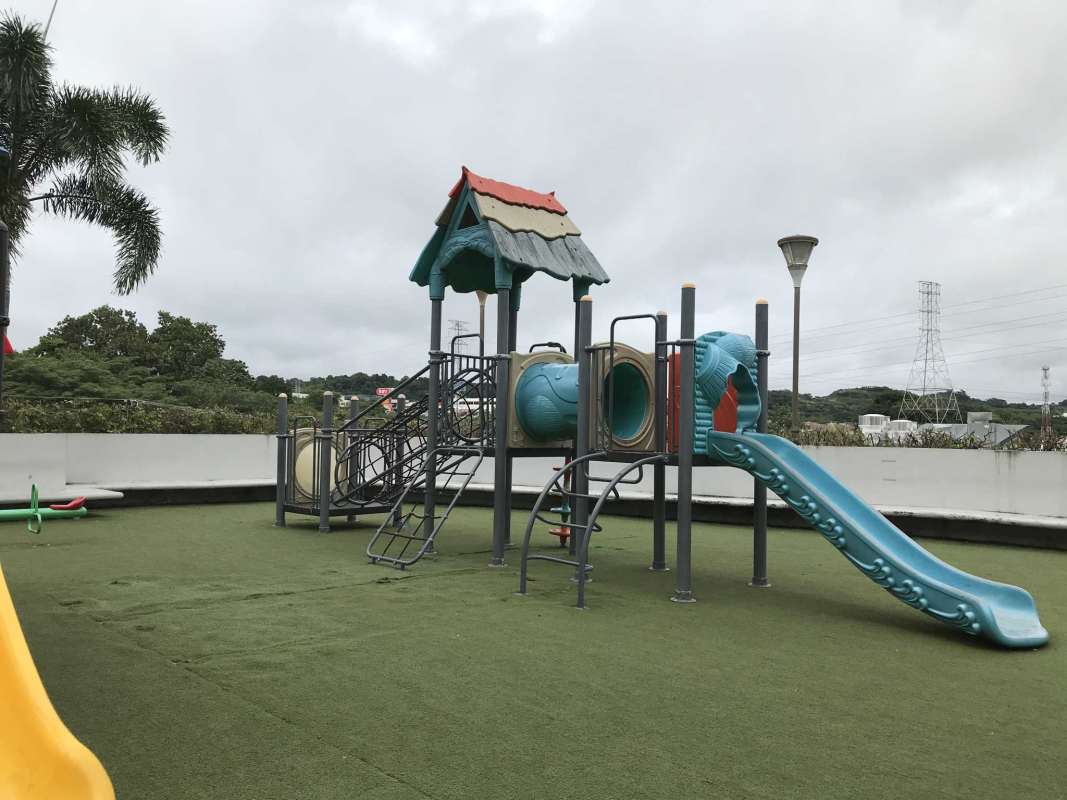 Living room with orange sofa, ceiling fan, large window and balcony PH Rokas Panama