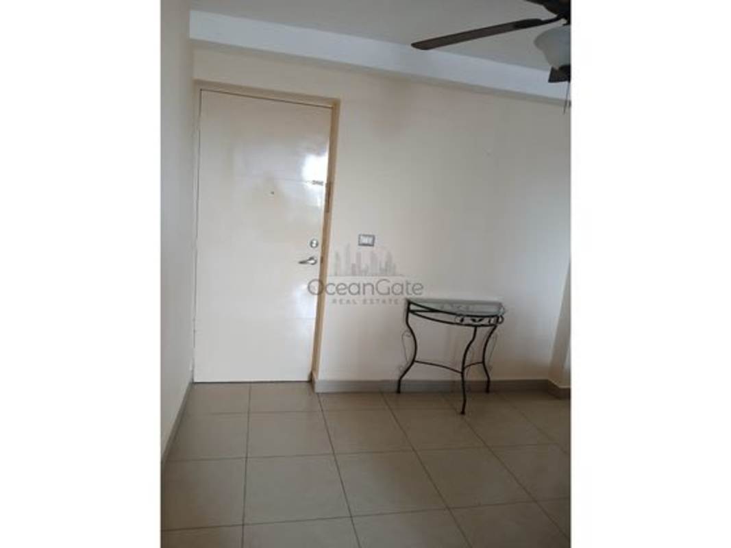 Minimalist apartment entry with tiled floor and ceiling fan in PH Rokas Condado del Rey Panama