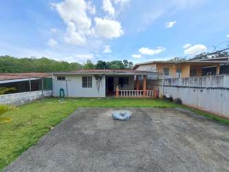 Dining space with fan and window in house for sale in La Isabela, Arraiján