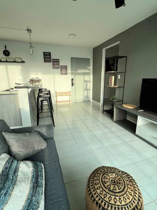 Fully equipped contemporary kitchen with granite counters, bar seating in PH Metropolitan Park Panama