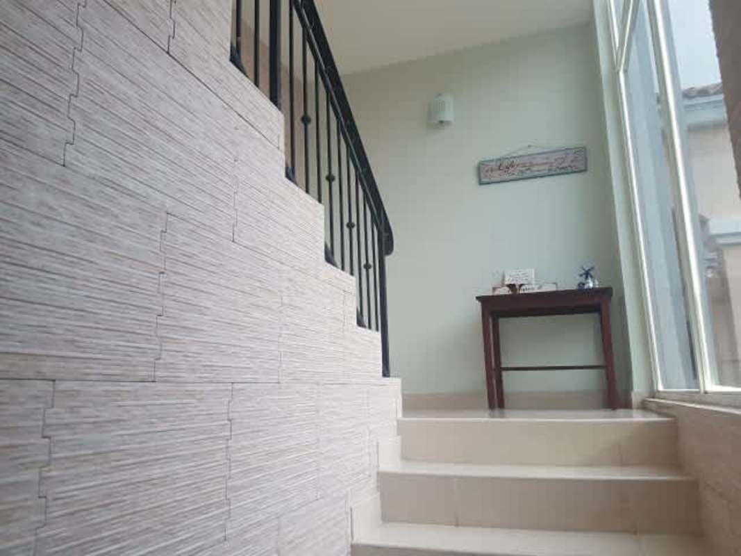 Bedroom with wall-mounted TV, wardrobe and tiled floors Clayton Panama