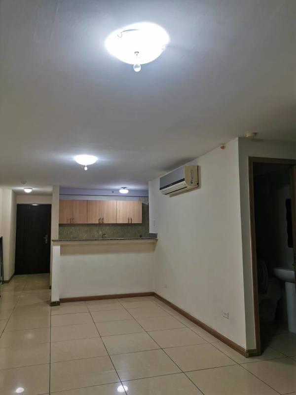 Bedroom with split AC, ceiling fan, built-in closet, tiled floor at PH Terrazas del Rey Condado del Rey Panama City