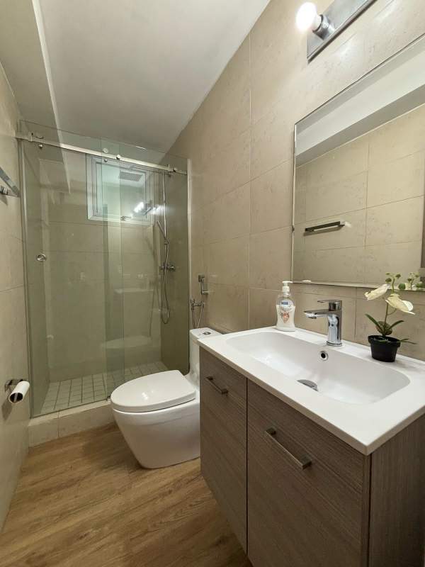 Modern bathroom with glass walk-in shower, vanity, modern fixtures PH Lumiere Costa del Este