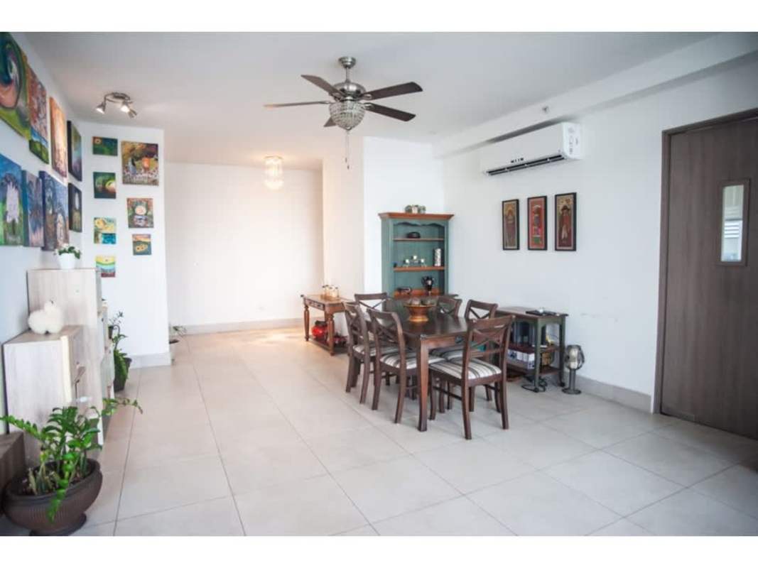 Living room with balcony access, ceiling fan, AC, and city skyline views at PH Luxor Panama City