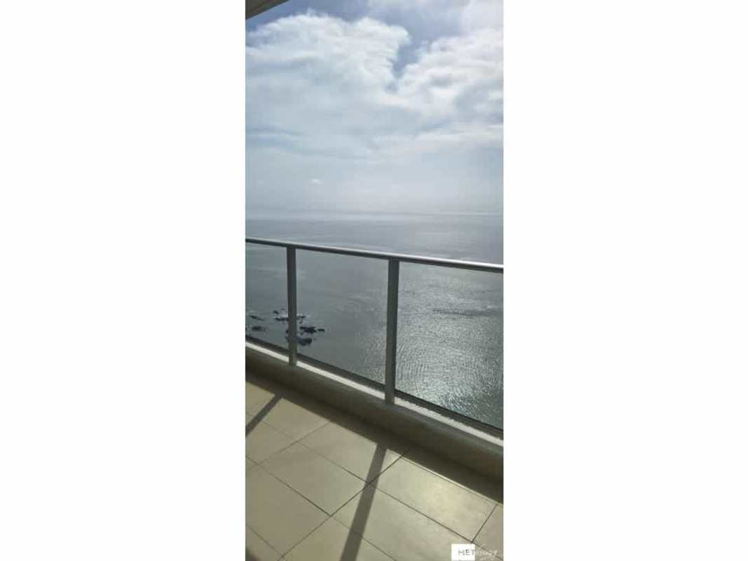 Large bathroom with double sink, bathtub and glass shower PH Dupont Punta Pacifica Panama