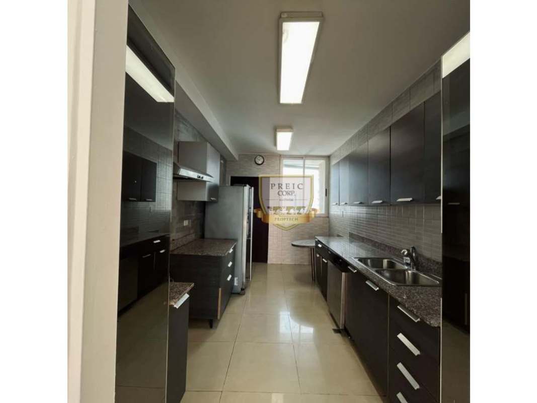 Rooftop sky lounge area with panoramic views at PH Kolosal San Francisco Panama