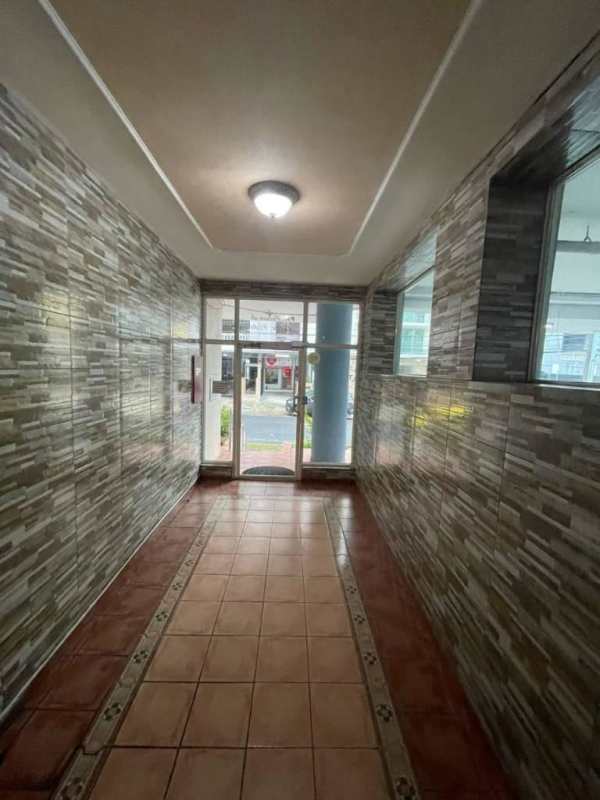 Spacious bedroom with ensuite bathroom window ceramic tile PH Bella Vista central Panama