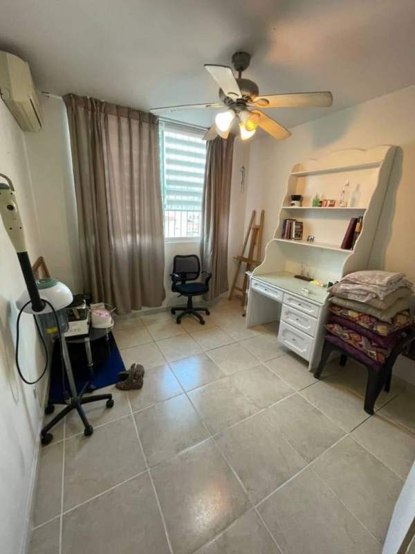 Flexible workspace with desk, fan, tiled floor PH Bella Vista Tower Panama City