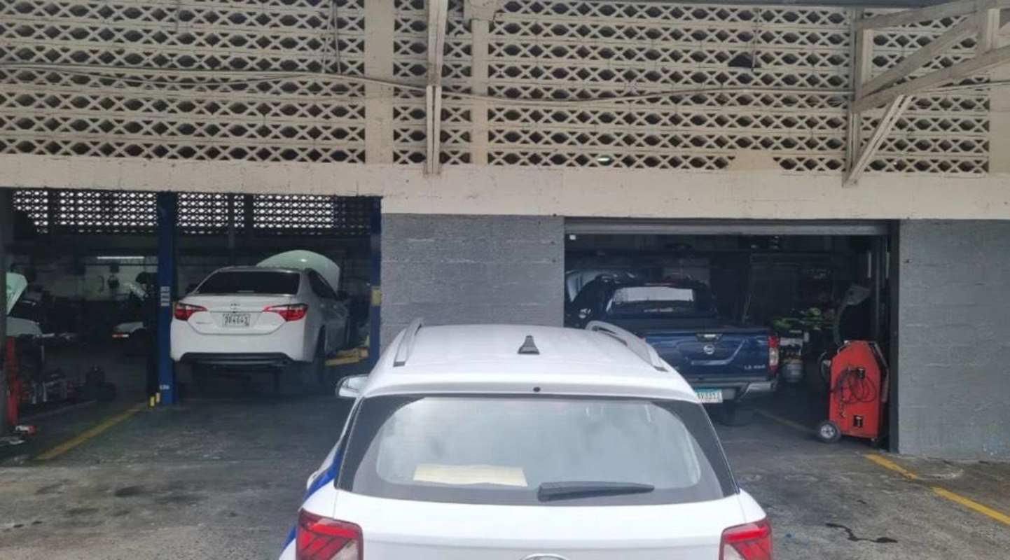 Warehouse space interior with concrete floor industrial fittings in Panama City