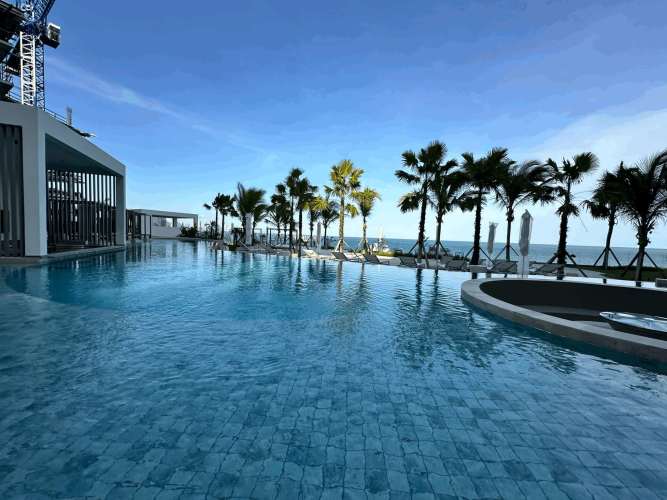 Spacious kitchen with granite countertops, stainless steel appliances, in PH Dupont Punta Pacifica Panama City.