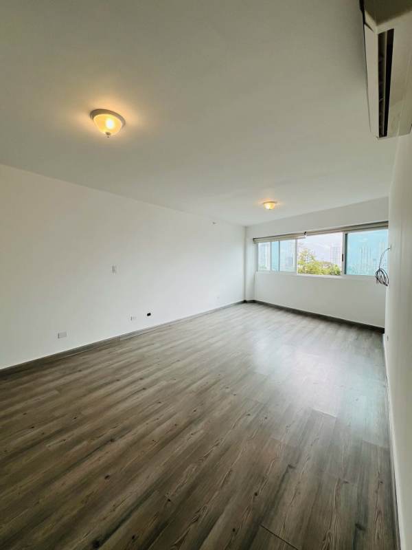 Master bedroom with split AC, built-in wardrobe, porcelain tile floors PH San Francisco Bay Panama City