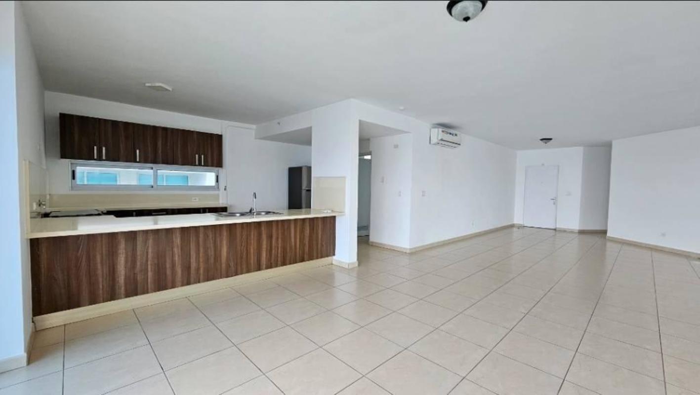 Open kitchen with breakfast bar and city views PH Oasis on the Bay