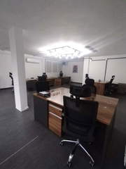 Commercial Office with Apartment for Rent in El Carmen - 3 bedrooms