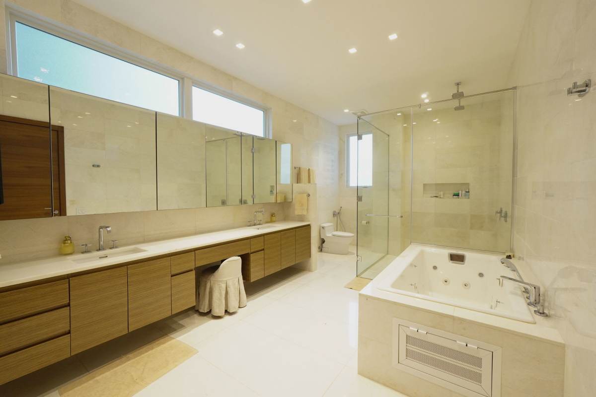 Master bedroom with private terrace access, walk-in closet, golf views in Santa María Panama