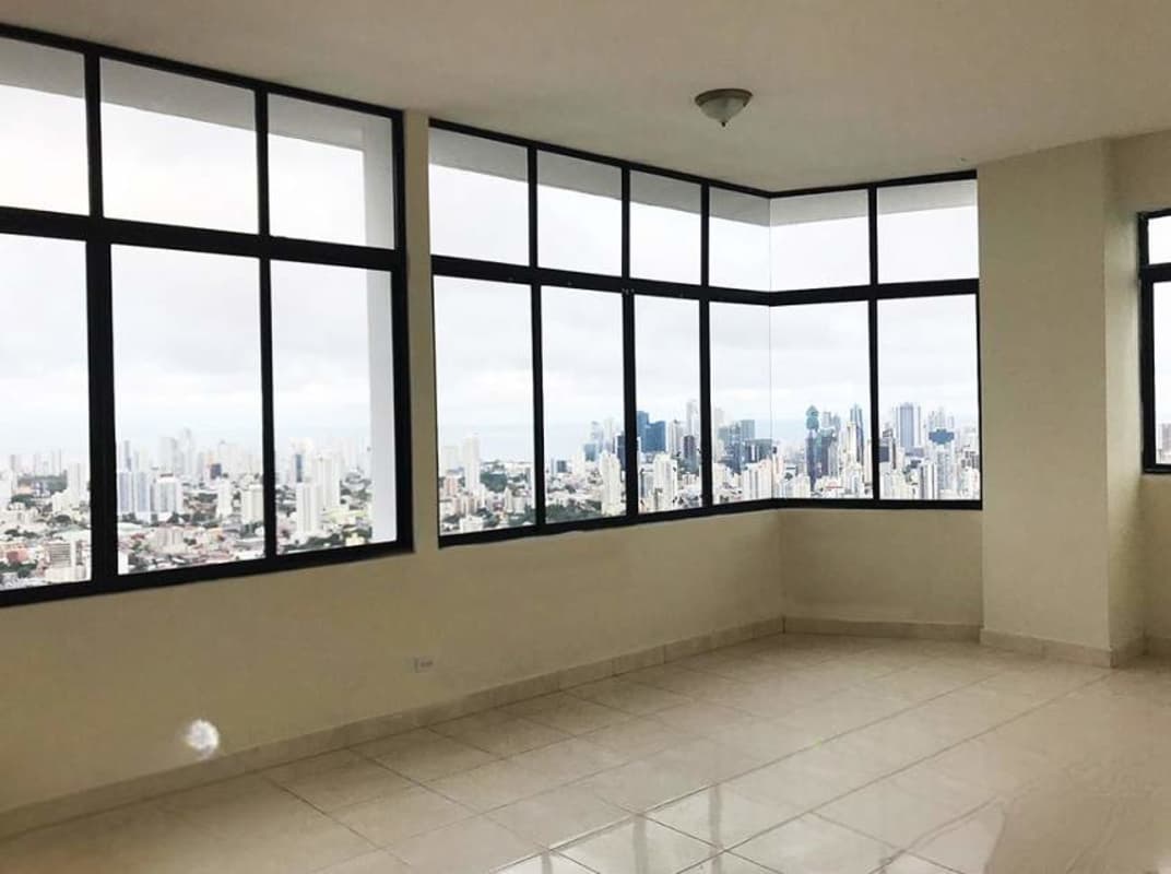 Spacious corner room in penthouse PH Elite with floor-to-ceiling windows and city mountain views Panama