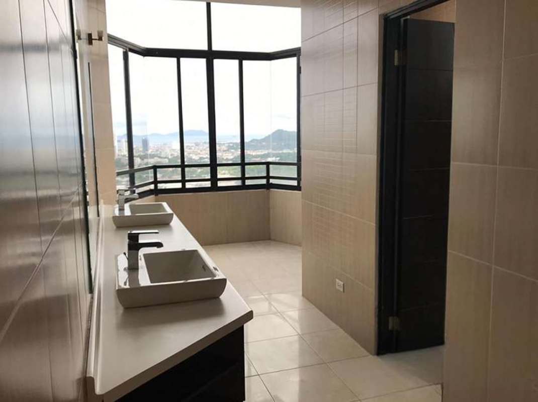 Bright panoramic windowed room in penthouse PH Elite Panama Dos Mares