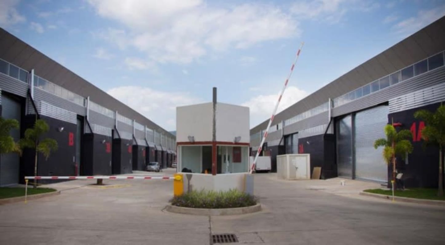 Spacious 10m tall open industrial warehouse interior Tocumen Panama