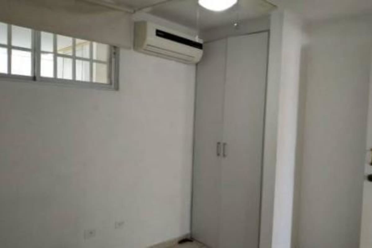 Spacious master bedroom with built-in closet and split AC in PH Plaza Valencia Panama
