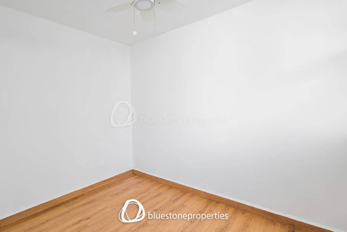 Empty bright bedroom with wood floors and ceiling fan in PH La Exposición Calidonia Panama City