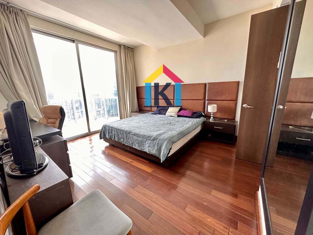 Modern bathroom with glass shower, beige tiles, and contemporary sink in PH Denovo Obarrio