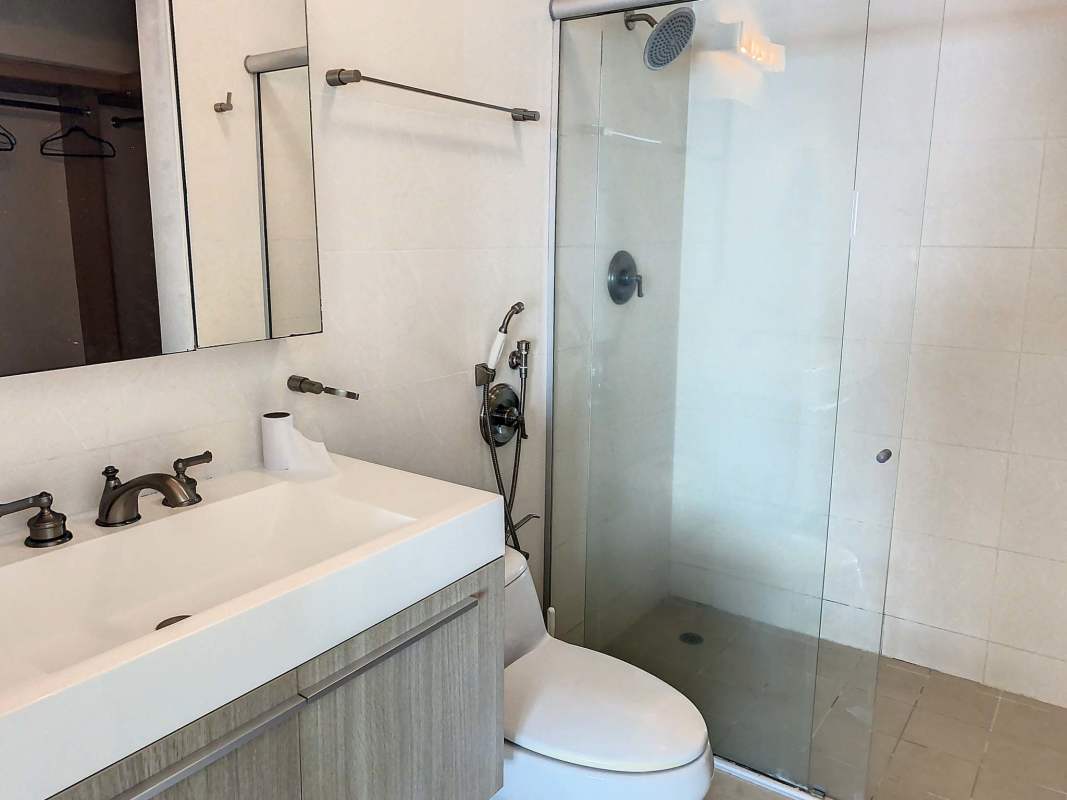 Private balcony with panoramic Pacific Ocean and Cinta Costera view PH H2O Panama City