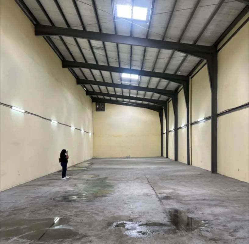 Industrial warehouse space with exposed steel beams and concrete floor Parque Lefevre Panama