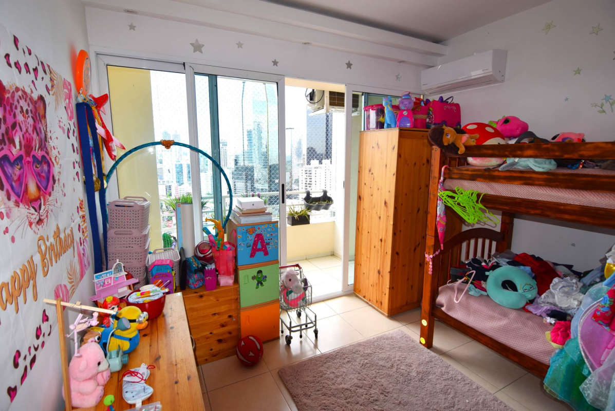 Private balcony overlooking Pacific Ocean skyline in PH Vista Del Mar Panama City