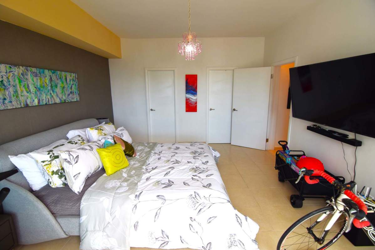 Second bedroom with large windows and urban views PH Vista Del Mar Panama