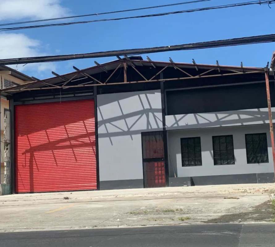 Broad entrance to warehouse with high clearance container access in Parque Lefevre Panama