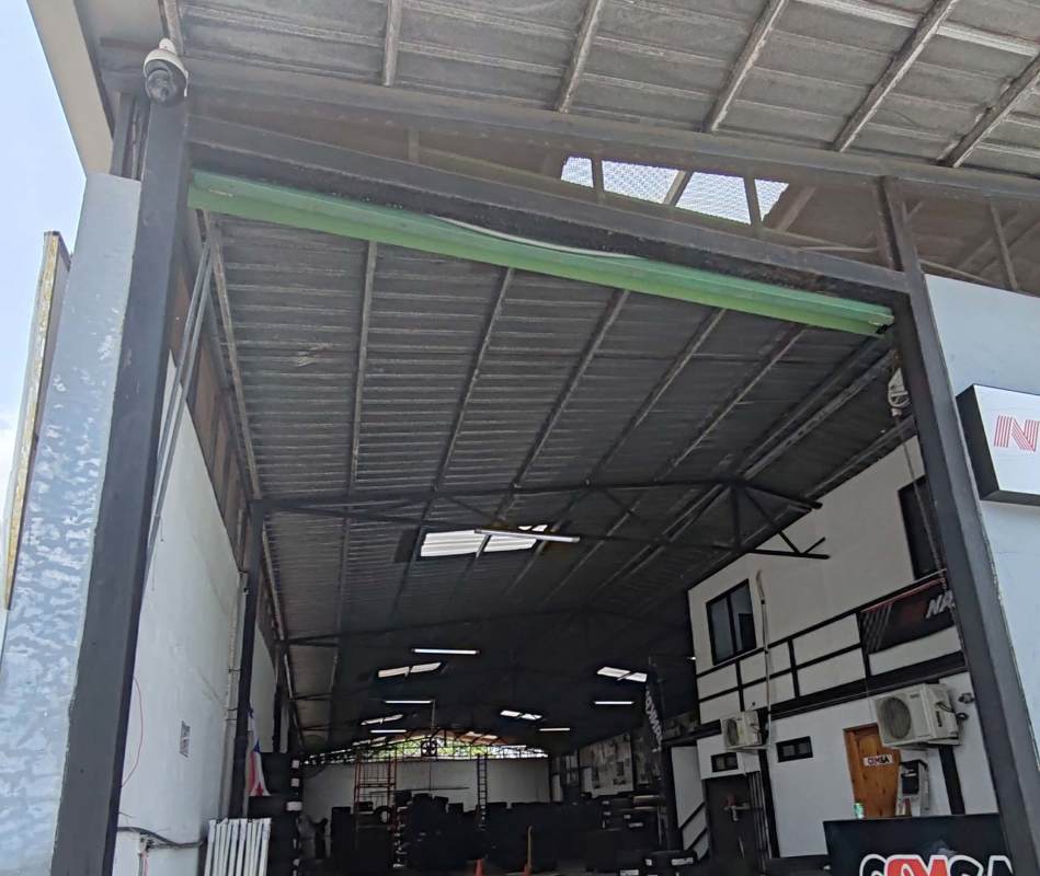 Front parking in industrial property for rent Panama City