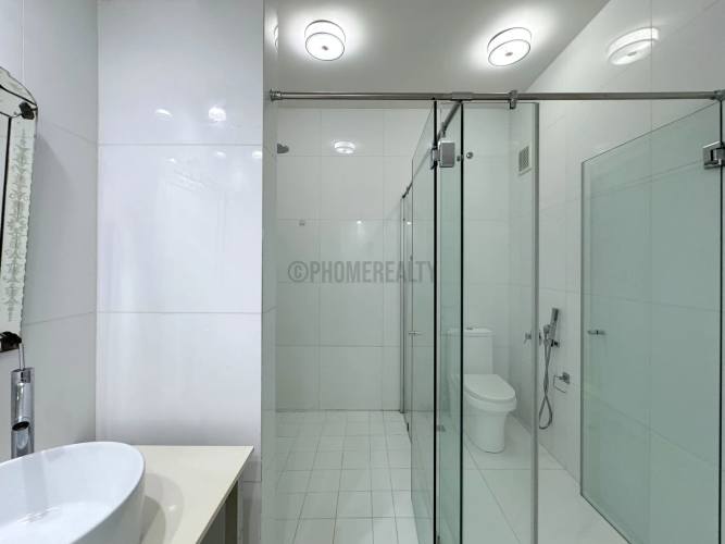 Modern bathroom with glass shower at PH Vista del Este luxury apartment Panama
